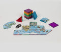 Componentes do jogo IMANIX Brainbox dispostos sobre uma superfície branca, incluindo o mapa-mundo montado, peças magnéticas coloridas e cartas de desafio.