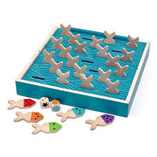 Componentes do jogo Fish Fish dispostos, incluindo os peixinhos, os dois dados (cor e número) e a base do tabuleiro com os peixinhos em posição de jogo.