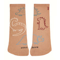 Par de meias Condor Barefoot cor nougatine com padrões de dinossauros em branco, azul claro e castanho, com a inscrição "BARE FOOT" na sola.