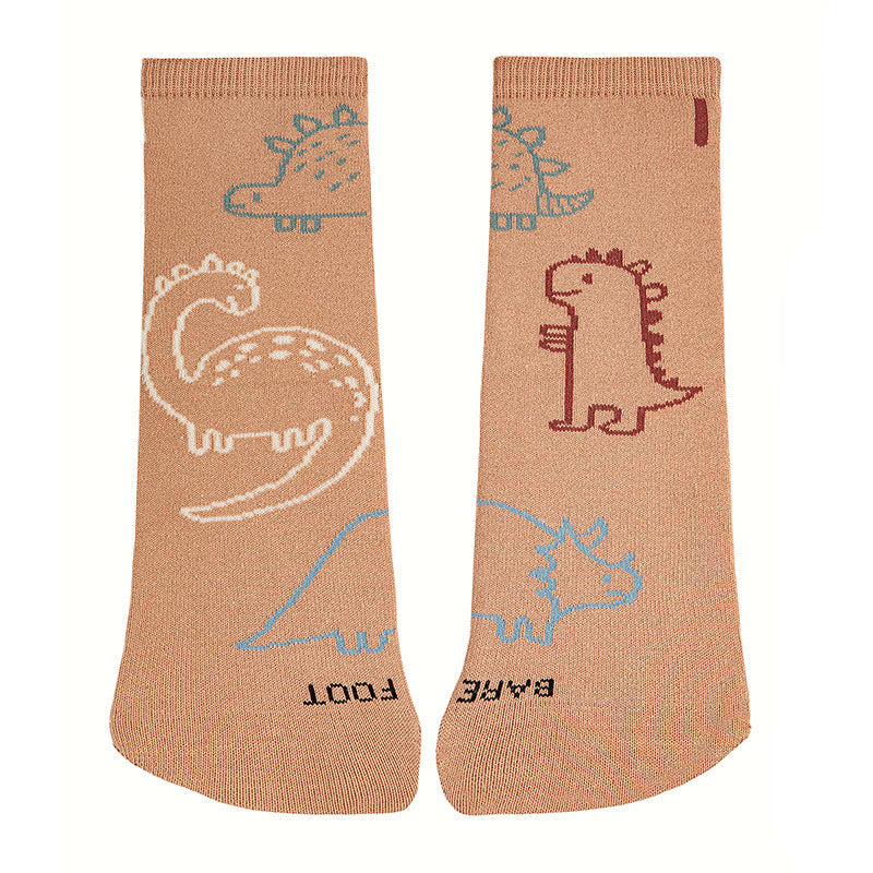 Par de meias Condor Barefoot cor nougatine com padrões de dinossauros em branco, azul claro e castanho, com a inscrição "BARE FOOT" na sola.