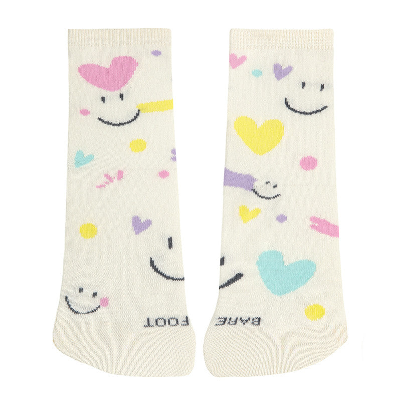 Par de meias Condor Barefoot Happy Fancy cor creme com padrão de corações e carinhas sorridentes coloridas.