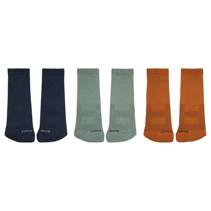 Três pares de meias Condor Barefoot lisas em azul-marinho, verde-sálvia e castanho-alaranjado, mostrando a sola com a inscrição "BARE FOOT".
