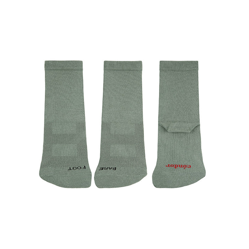 Detalhe de três meias verdes-sálvia Condor Barefoot, mostrando a frente (com "BARE FOOT") e o calcanhar com o logótipo Condor em vermelho.