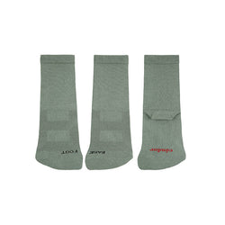 Detalhe de três meias verdes-sálvia Condor Barefoot, mostrando a frente (com "BARE FOOT") e o calcanhar com o logótipo Condor em vermelho.