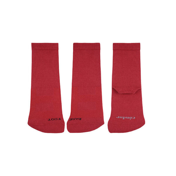 Detalhe de três meias vermelhas Condor Barefoot, mostrando a frente (com "BARE FOOT") e o calcanhar com o logótipo Condor em cinzento.