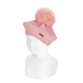 Boina Condor rosa em malha, com pompom grande de pelo sintético, apresentada num manequim branco.