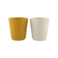 Conjunto de dois copos infantis, um amarelo mostarda e outro branco creme, feitos de plástico vegetal.