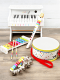 Conjunto de instrumentos musicais small foot, incluindo um piano, xilofone, flauta e outros, com os pauzinhos visíveis.