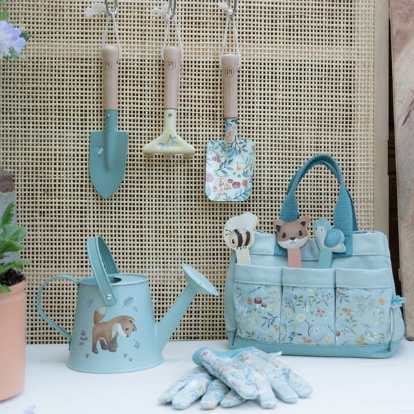Conjunto de jardinagem Little Dutch Forest Friends com regador, ferramentas e bolsa de algodão pendurados e pousados.