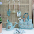Conjunto de jardinagem Little Dutch Forest Friends com regador, ferramentas e bolsa de algodão pendurados e pousados.