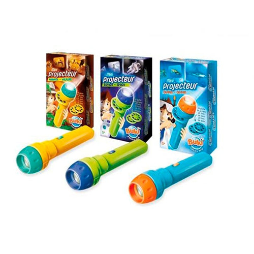 Três mini projetores Buki lado a lado (Animais, Espaço, Oceano) com as respetivas caixas, evidenciando as diferentes cores dos aparelhos.