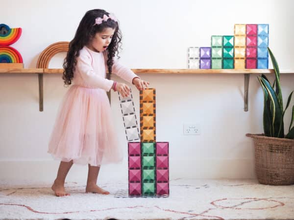 Caixa do Connetix Jogo blocos Magnético Pastel Rectangle 24 pc com ilustração de construção e detalhes do produto.