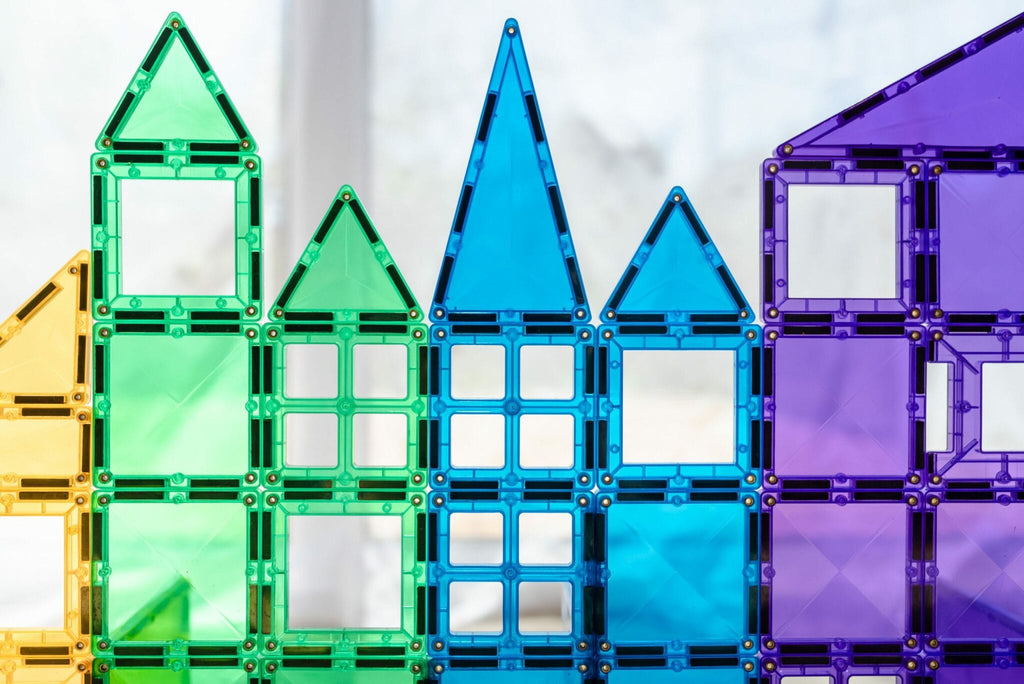 Vista de perto de uma construção colorida detalhada feita com blocos magnéticos Connetix.