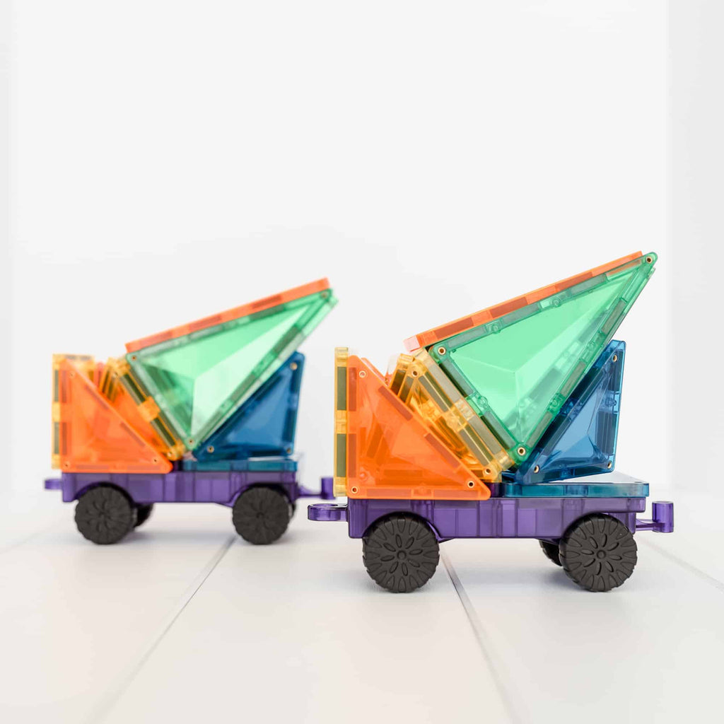 Dois veículos coloridos construídos com bases de carro e blocos magnéticos Connetix.