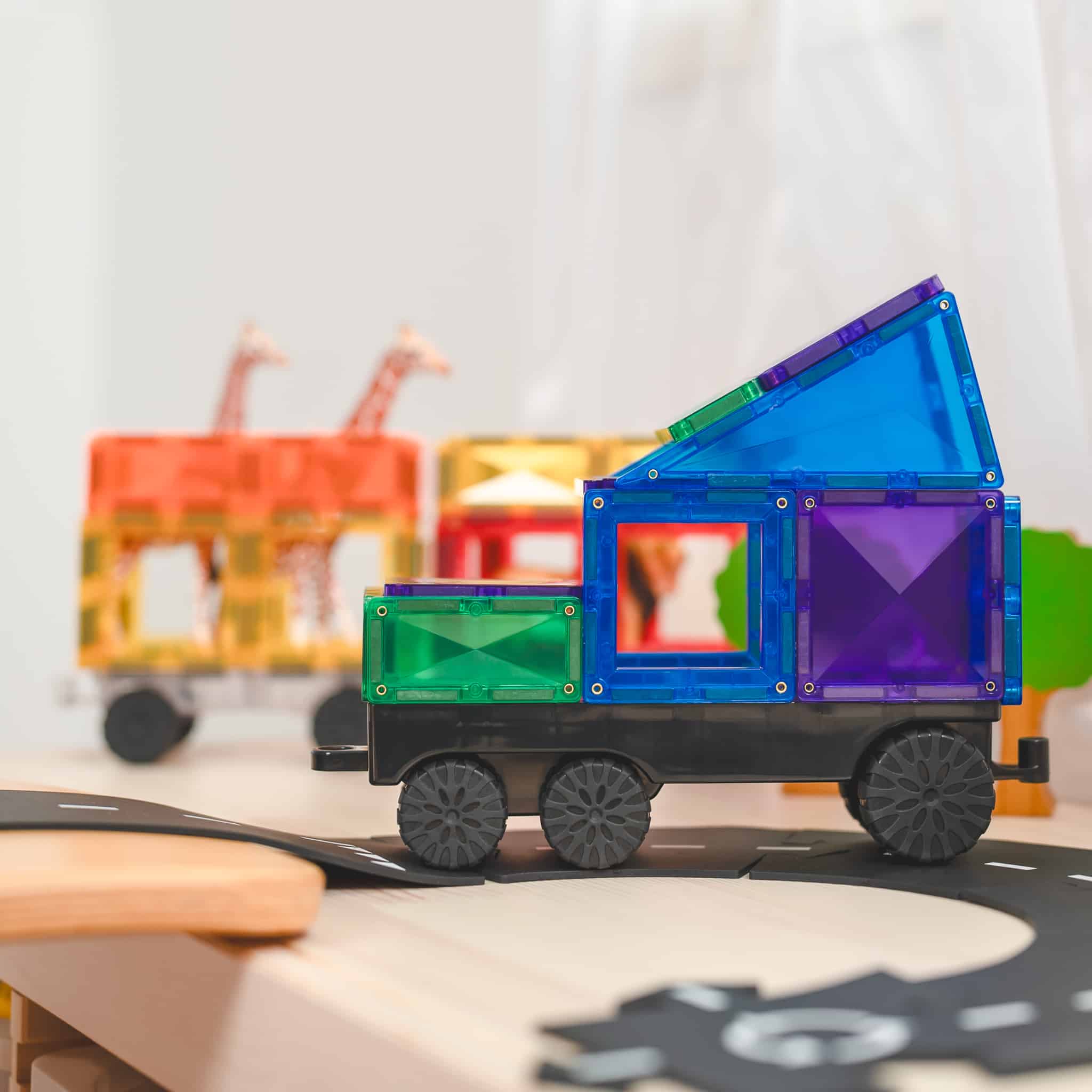 Detalhe de um camião construído com blocos Connetix Rainbow Transport 50 pc.