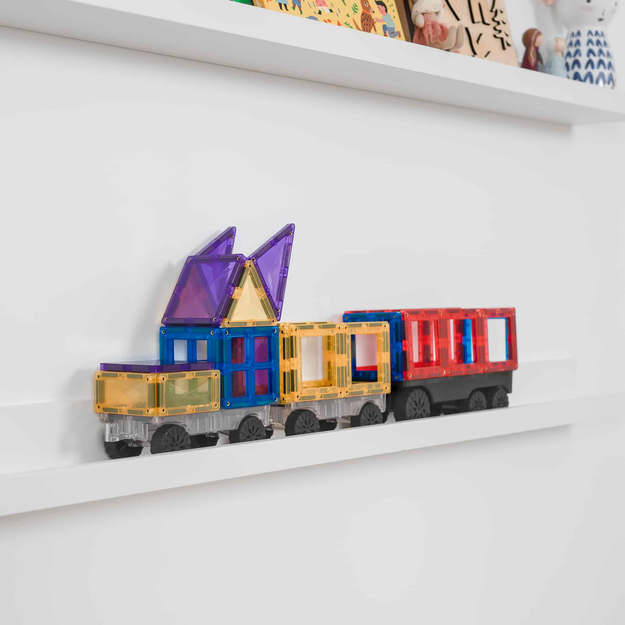 Comboio construído com blocos Connetix Rainbow Transport 50 pc numa prateleira.