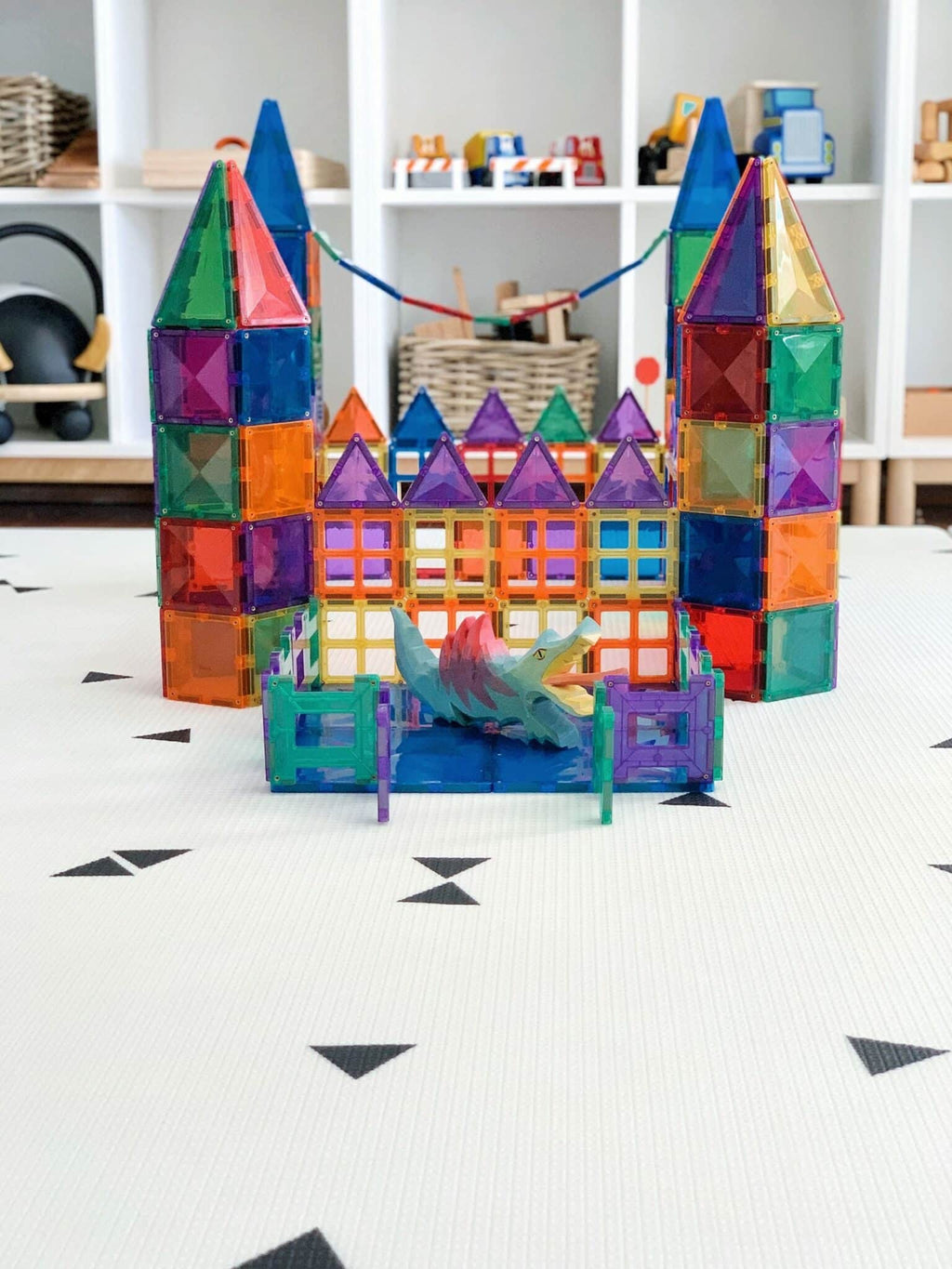 Castelo colorido construído com blocos magnéticos Connetix Creative 102 pc, mostrando potencial de construção.