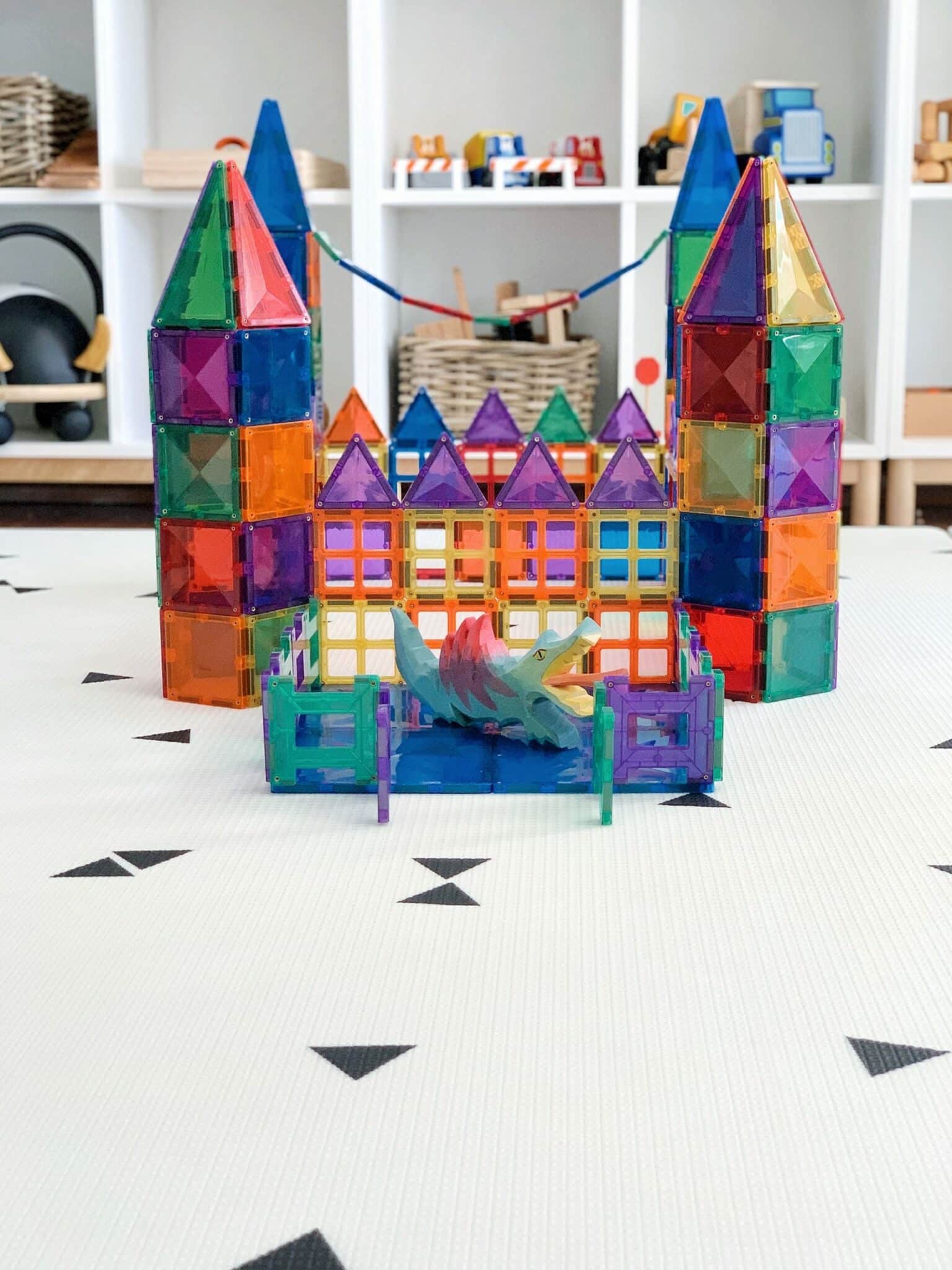 Castelo colorido construído com blocos magnéticos Connetix Creative 102 pc, mostrando potencial de construção.