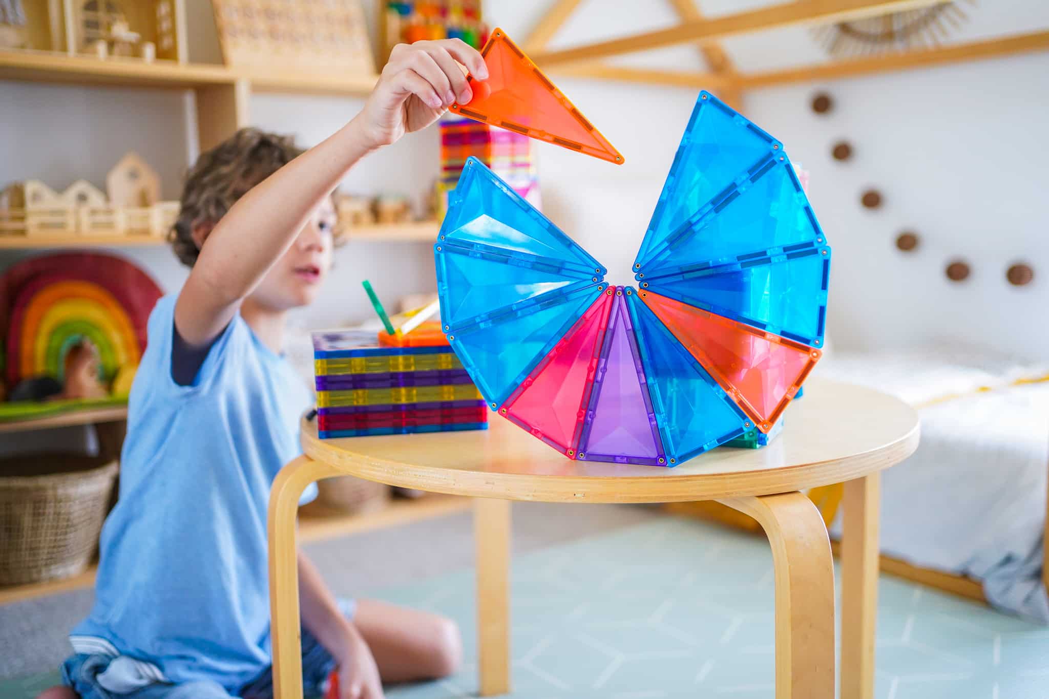 Criança a brincar e construir com blocos magnéticos Connetix Rainbow Creative 102 pc.