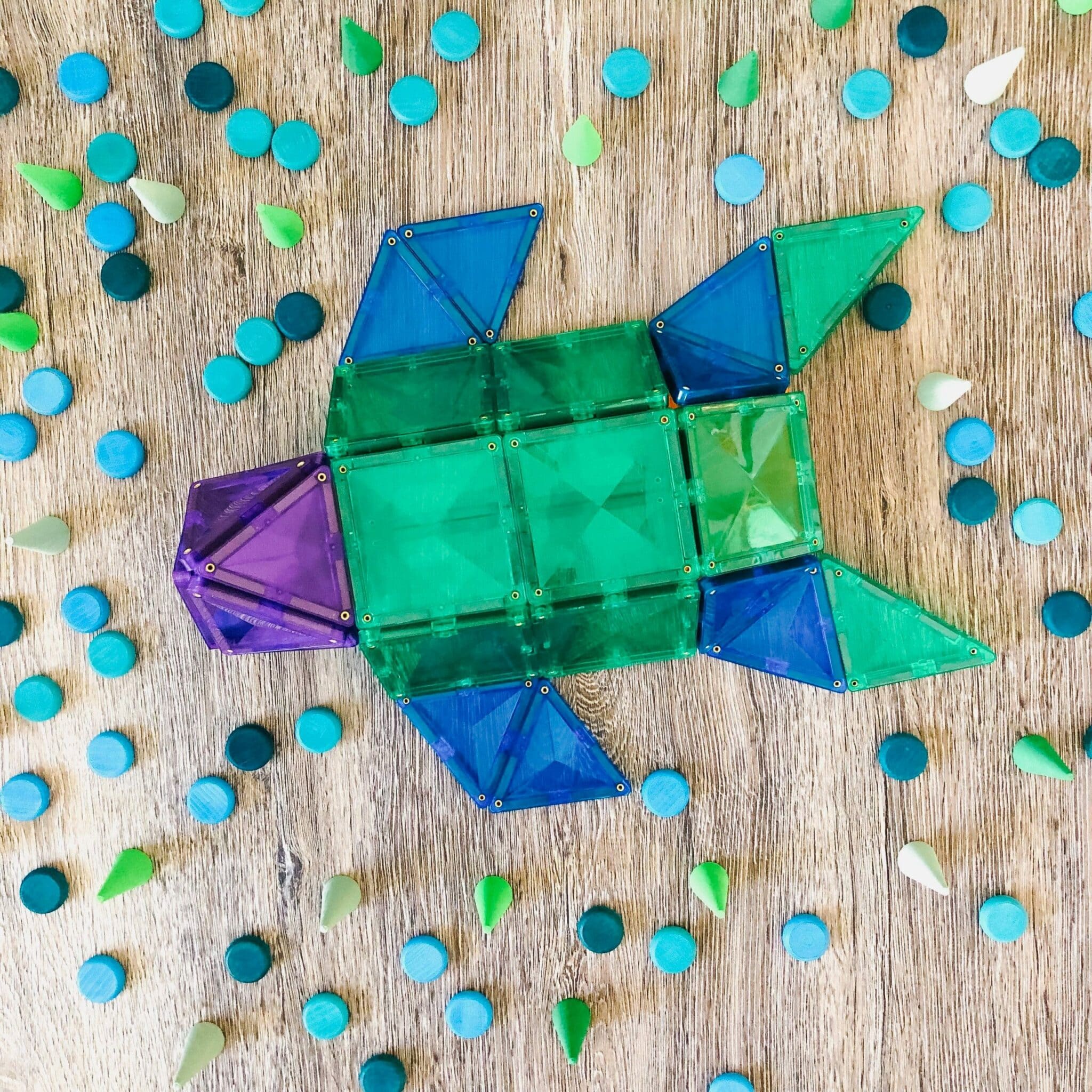 Estrutura criativa em forma de peixe feita com blocos magnéticos Connetix Rainbow Creative.