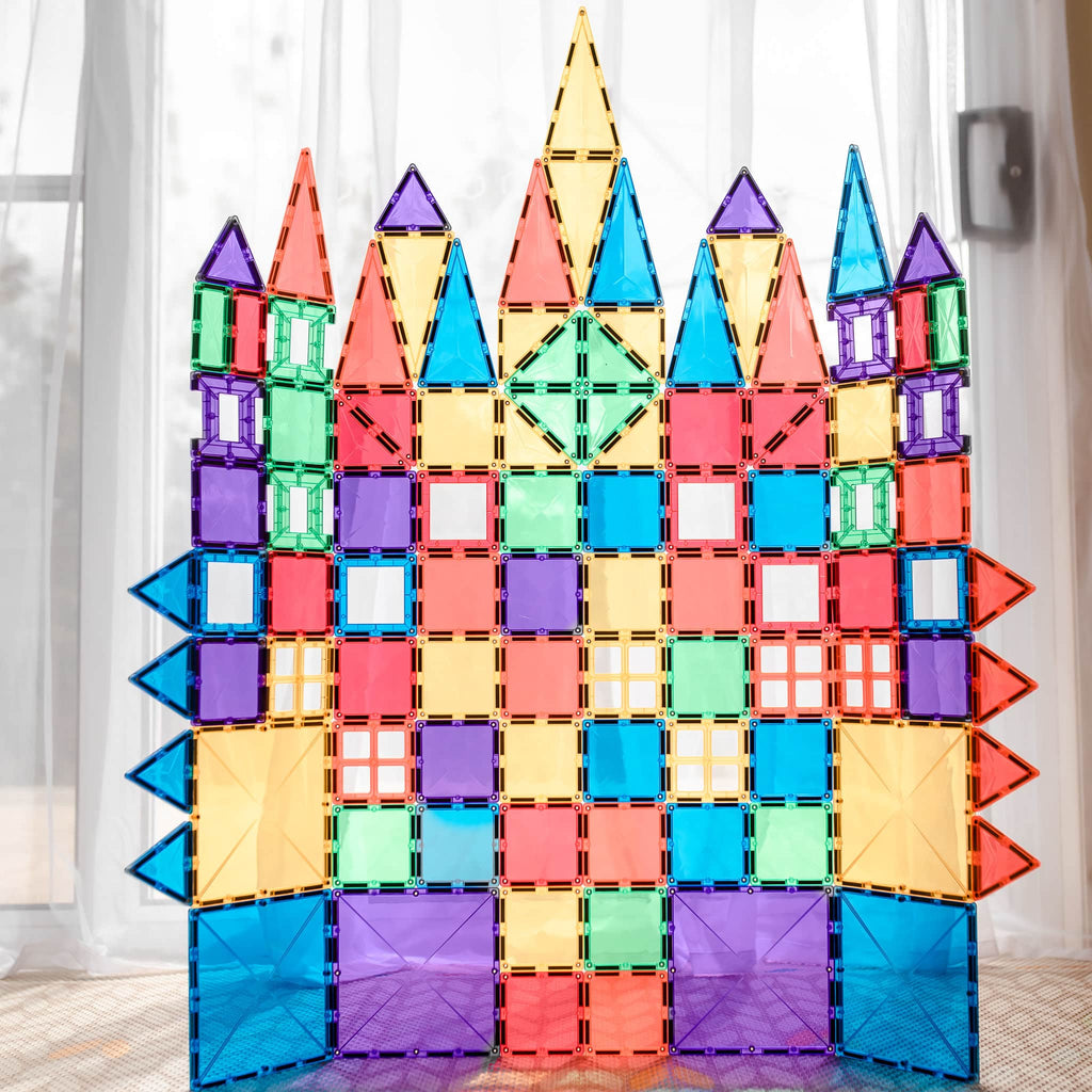 Grande e detalhado castelo construído com blocos magnéticos Connetix Rainbow Creative 102 pc.