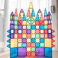 Grande e detalhado castelo construído com blocos magnéticos Connetix Rainbow Creative 102 pc.