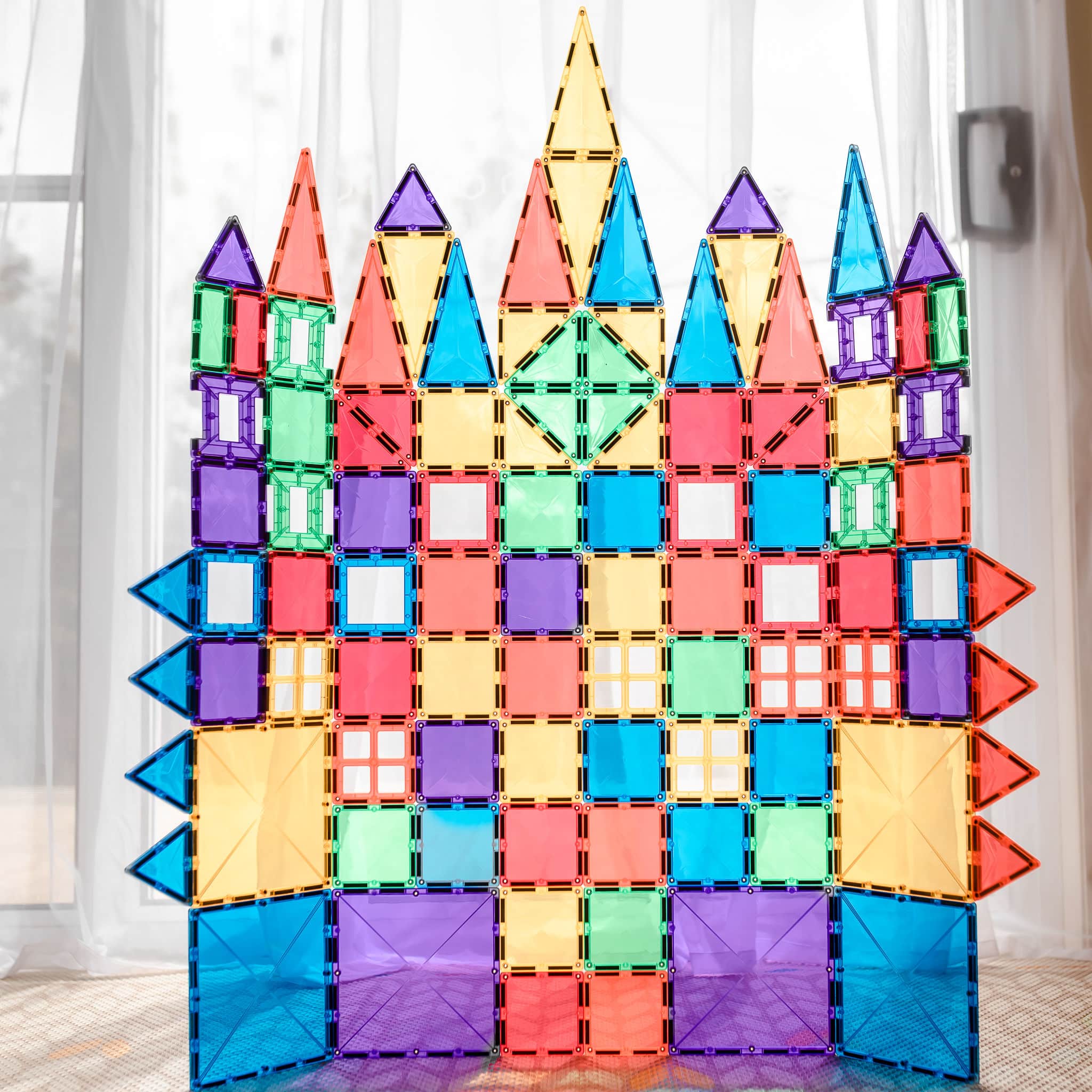 Grande e detalhado castelo construído com blocos magnéticos Connetix Rainbow Creative 102 pc.