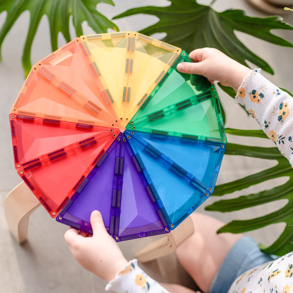 Conjunto Connetix Rainbow Geometry de 30 peças: hexágonos e triângulos magnéticos coloridos em exposição.