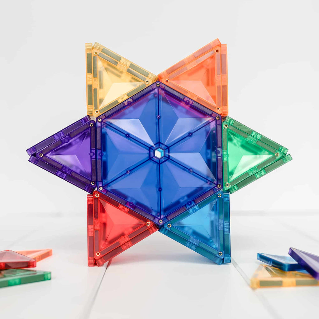Construção em forma de estrela feita com blocos magnéticos Connetix Rainbow Geometry de 30 peças em várias cores.