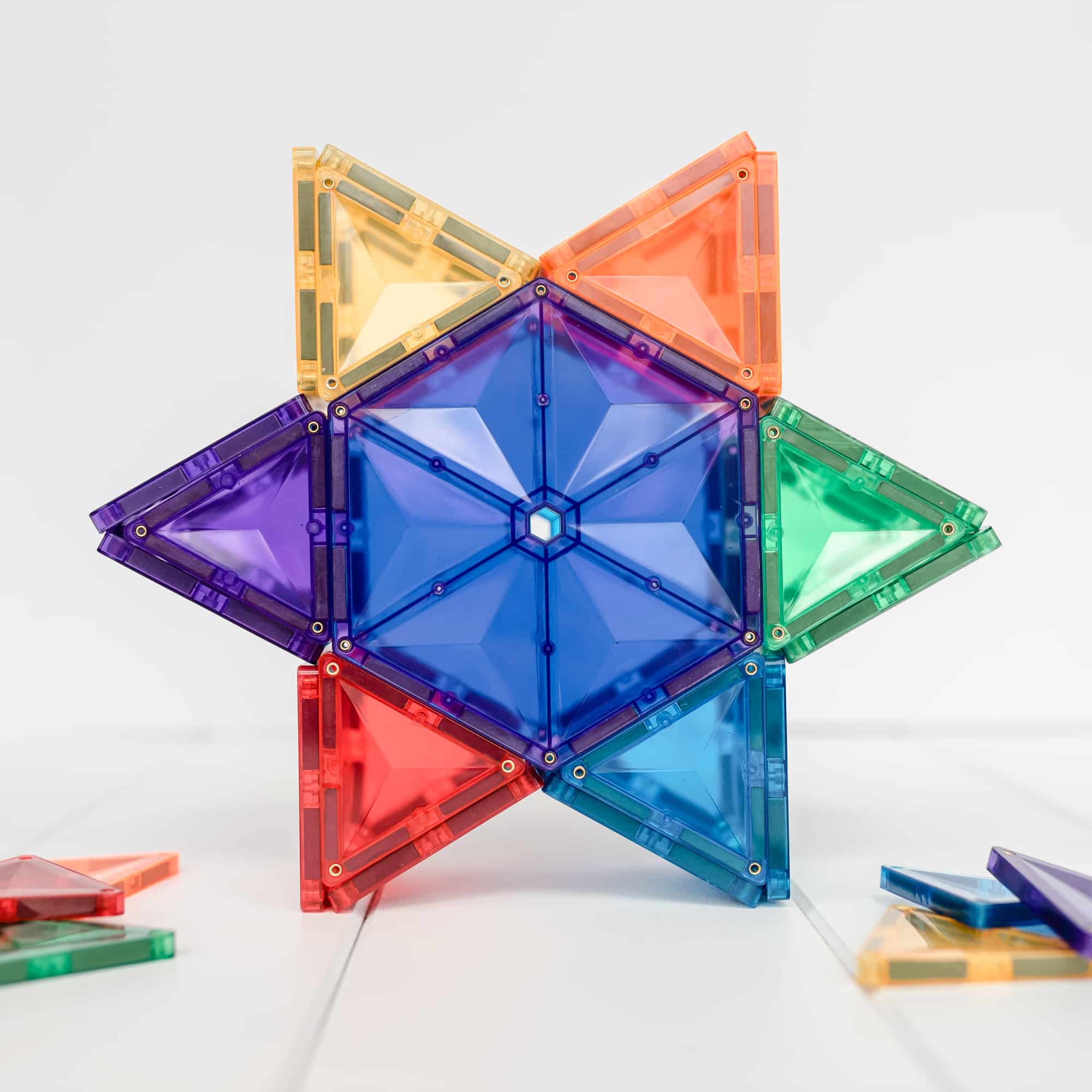 Construção em forma de estrela feita com blocos magnéticos Connetix Rainbow Geometry de 30 peças em várias cores.