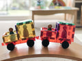 Comboio ou camião articulado construído com blocos magnéticos Connetix Motion e bases de carro, mostrando a ligação entre os veículos.