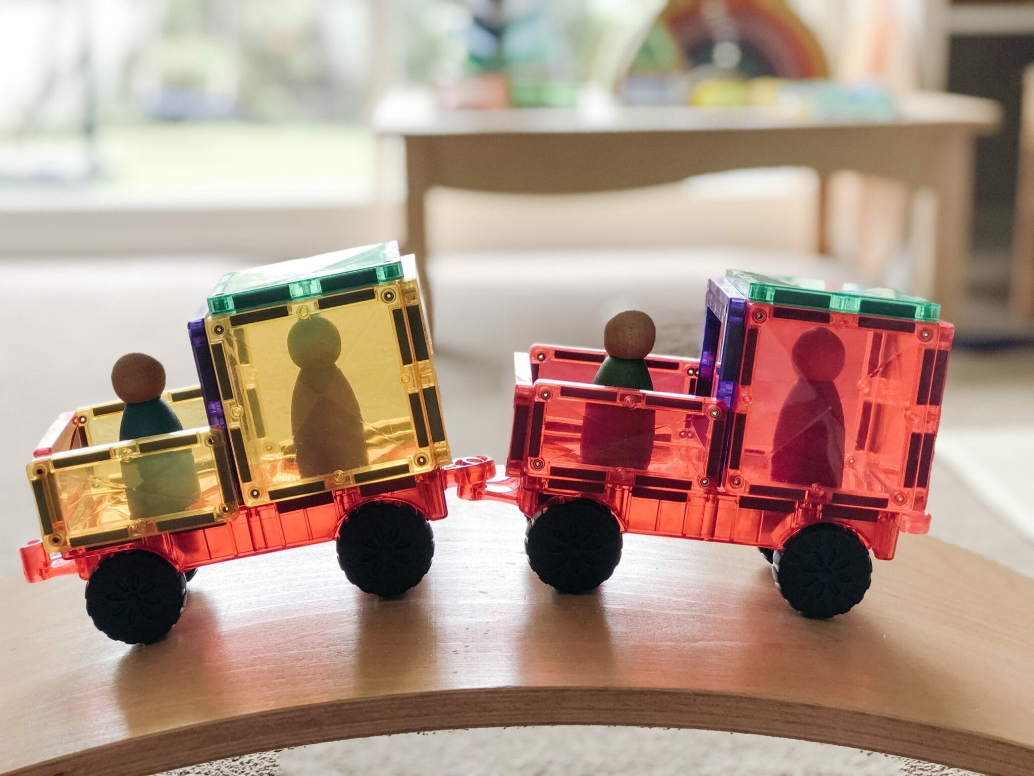 Comboio ou camião articulado construído com blocos magnéticos Connetix Motion e bases de carro, mostrando a ligação entre os veículos.