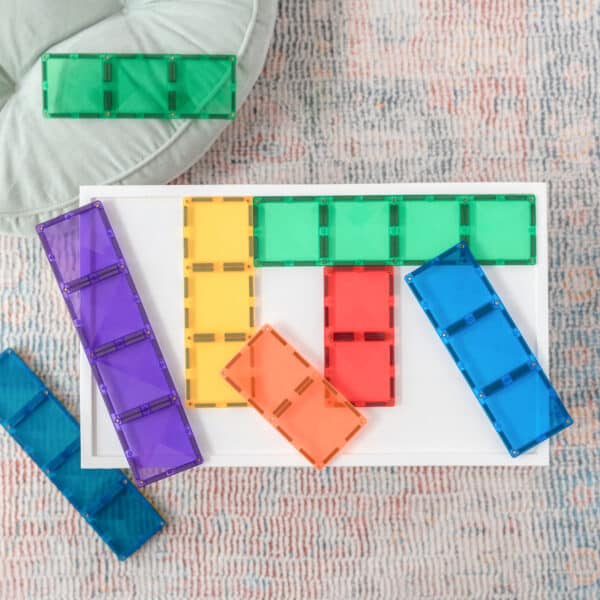 Detalhe dos blocos magnéticos Connetix Rainbow Rectangle, mostrando a variedade de cores e tamanhos disponíveis para a construção.