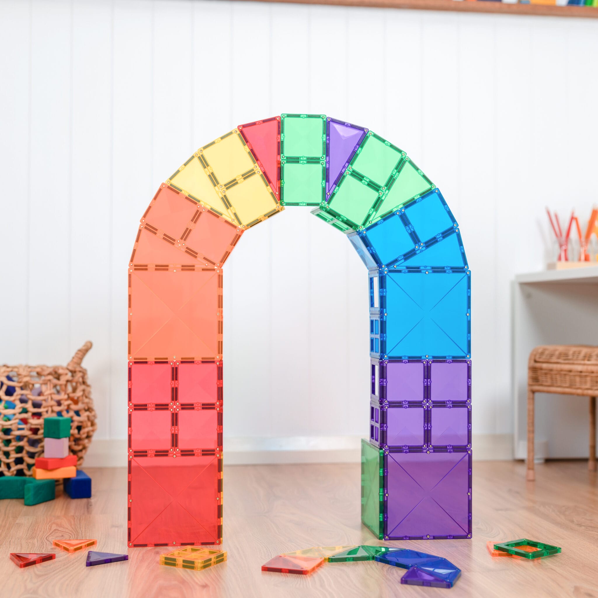 Arco-íris grande construído com peças Connetix Rainbow Starter 60 pc.