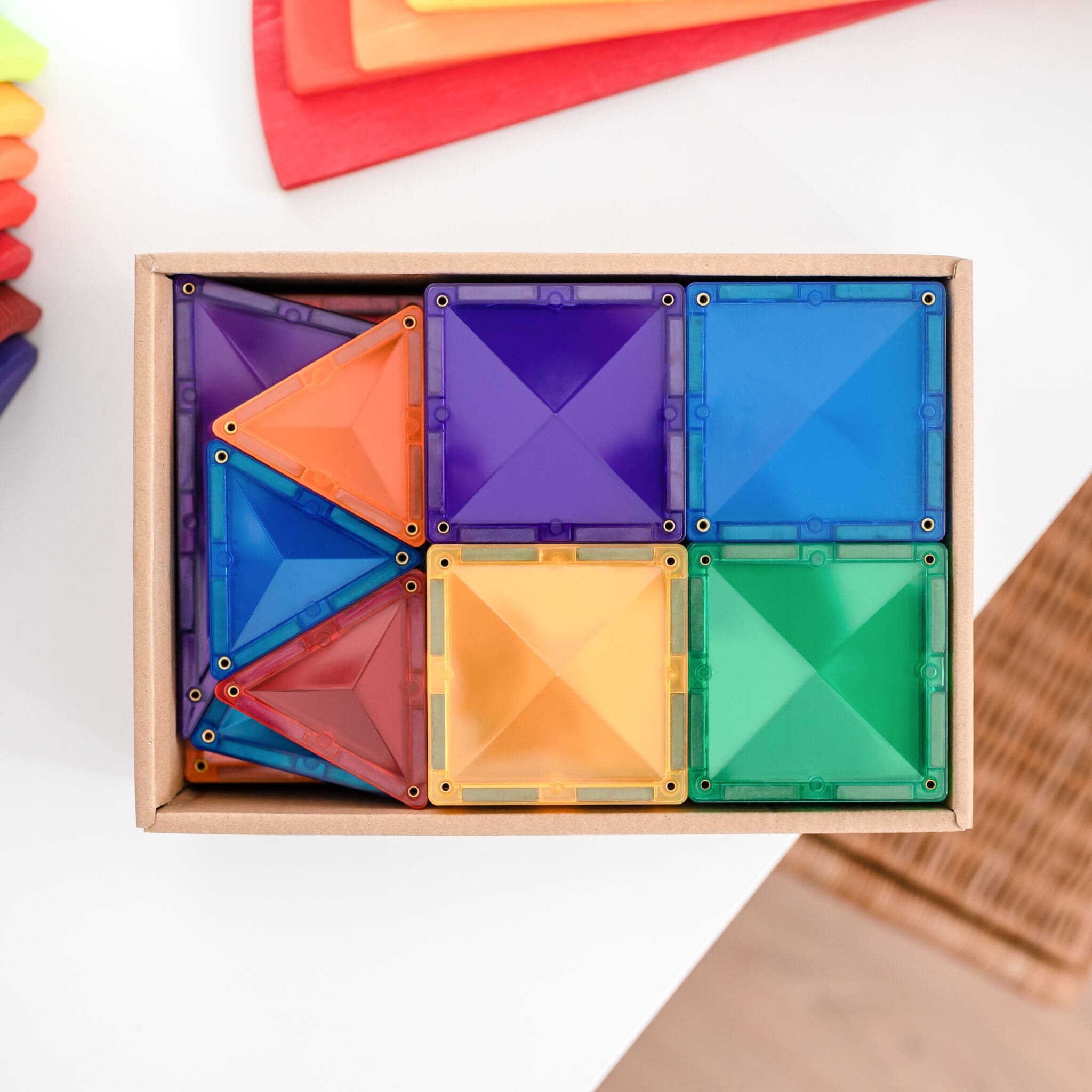 Vista superior das peças Connetix Rainbow Starter 60 pc dentro da caixa de cartão.