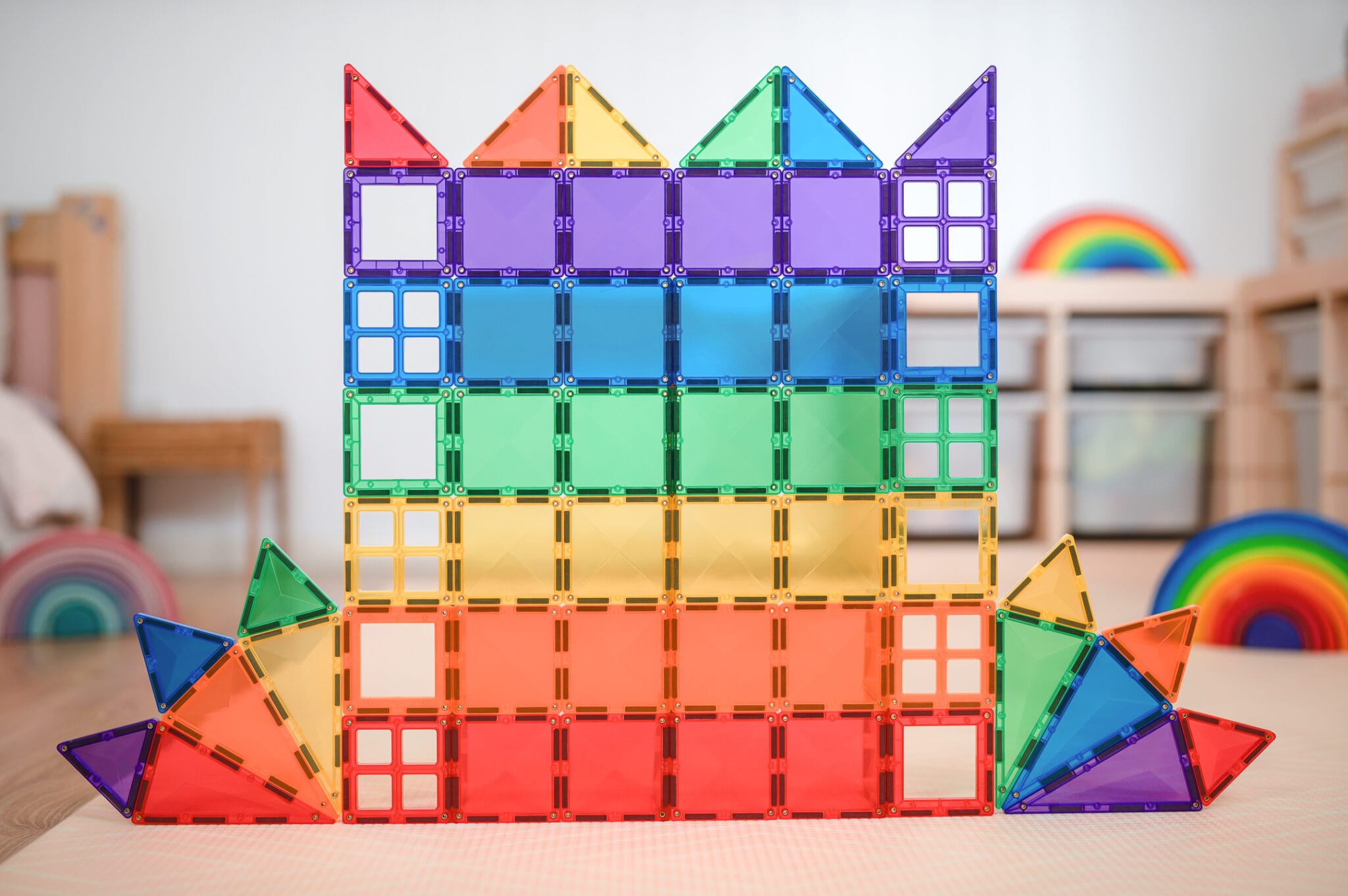 Estrutura colorida tipo casa ou castelo construída com peças Connetix Rainbow Starter 60 pc.
