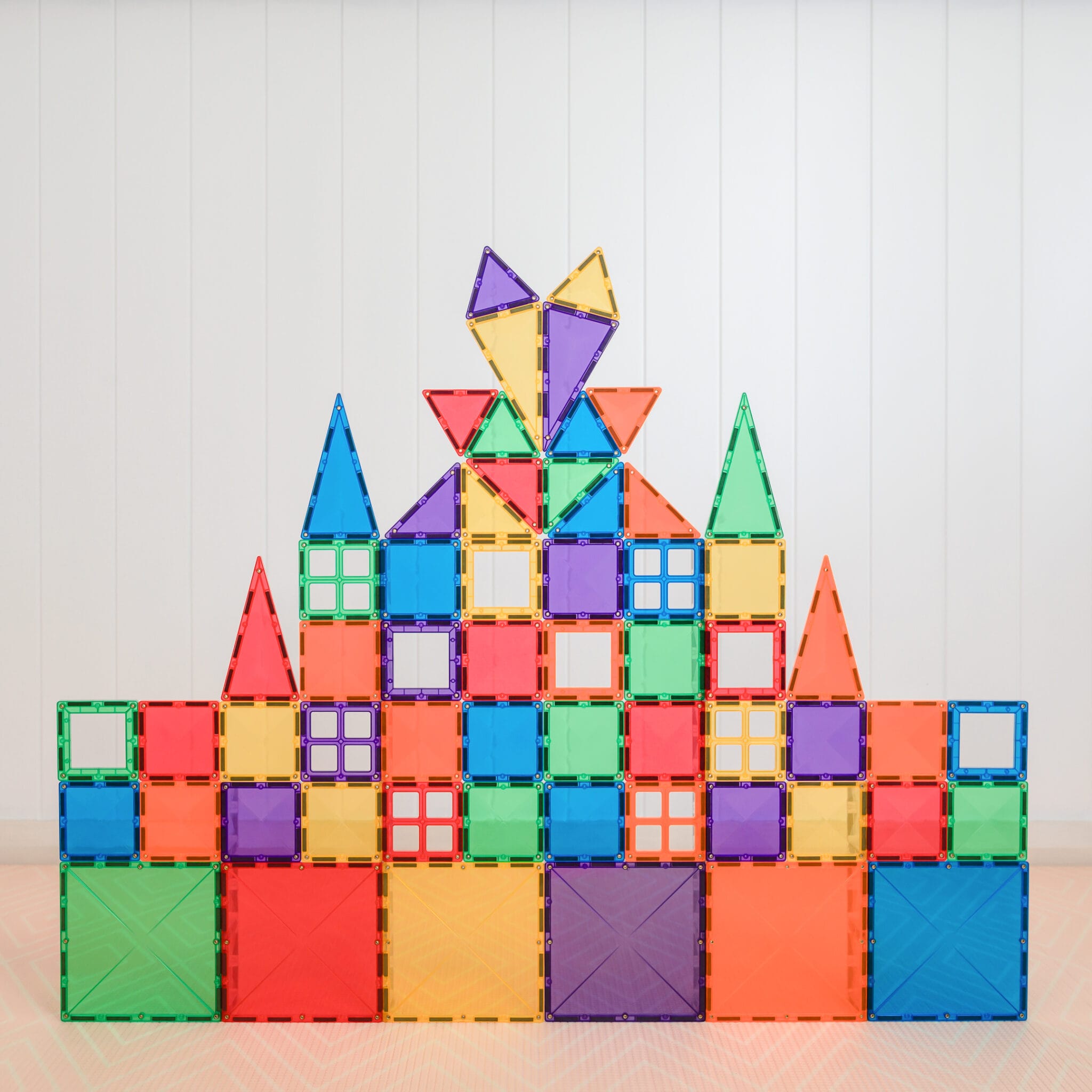 Muralha ou castelo construído com muitas peças Connetix Rainbow Starter 60 pc.