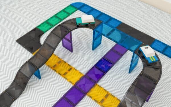 Detalhe de construção com rampas e curvas Connetix Ramps & Intersections e carros.