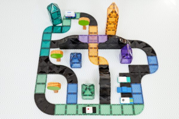 Exemplo de construção de estrada e rampas com blocos Connetix Ramps & Intersections e outros blocos.