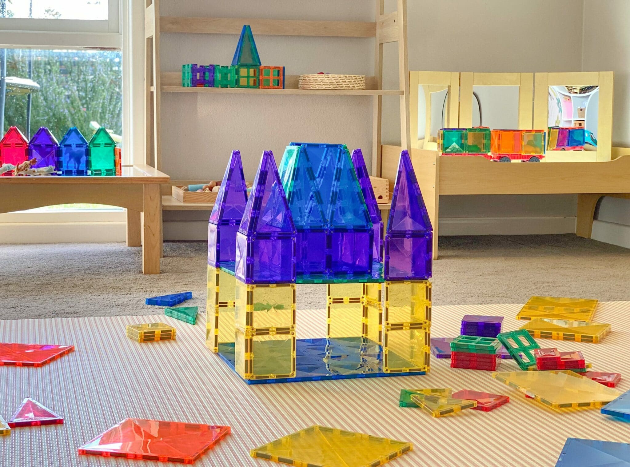 Castelo construído com Connetix, com blocos magnéticos coloridos. Jogo educativo e de construção para crianças.
