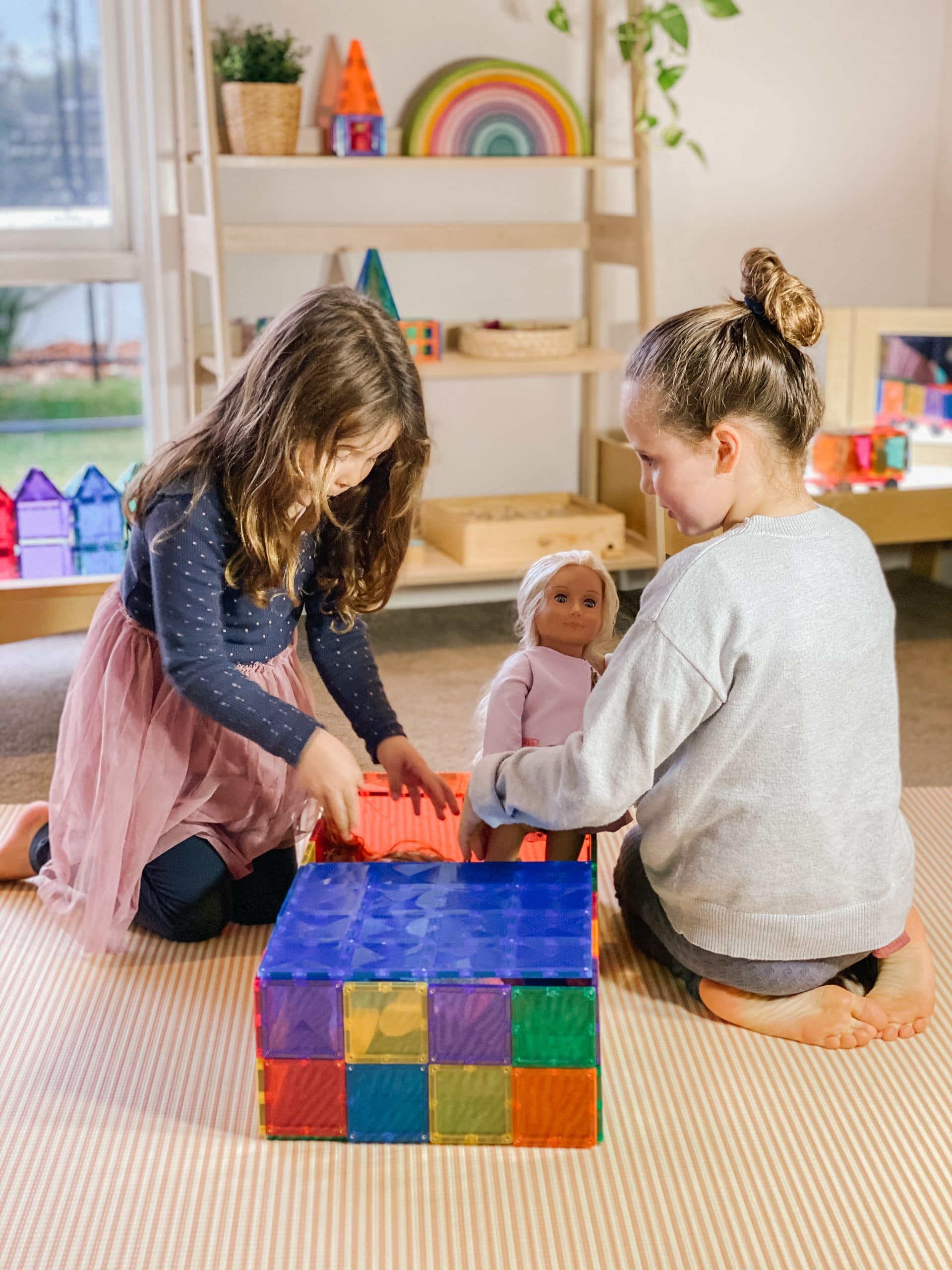 Crianças brincando com Connetix, construindo com blocos magnéticos. Jogo educativo e criativo.