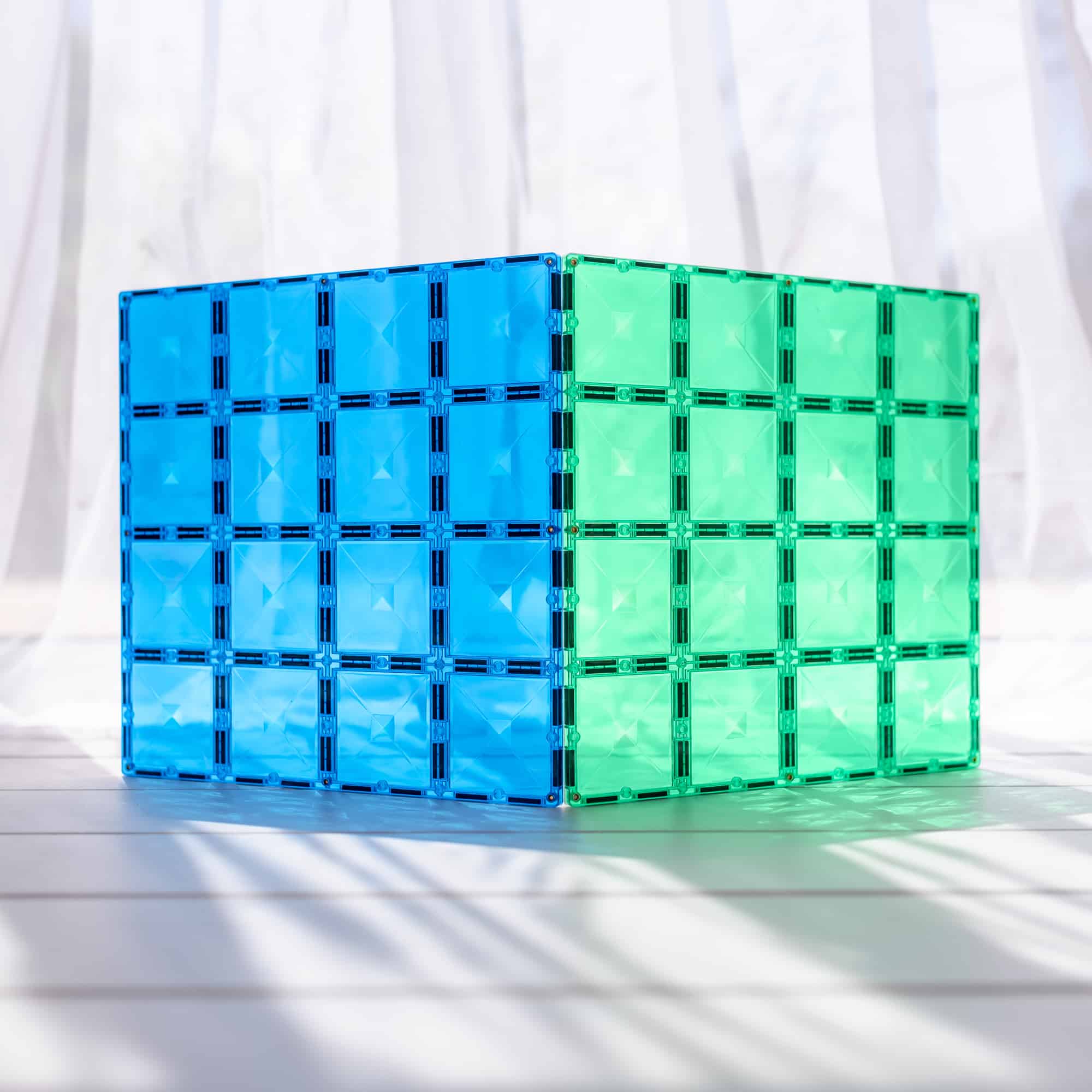 Cubo construído com placas magnéticas Connetix azul e verde. Jogo de construção magnético para crianças.
