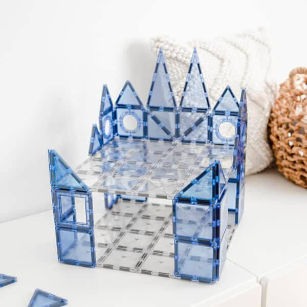 Castelo construído com Connetix Jogo de Blocos Magnéticos e bases transparentes. Brinquedo educativo e divertido.