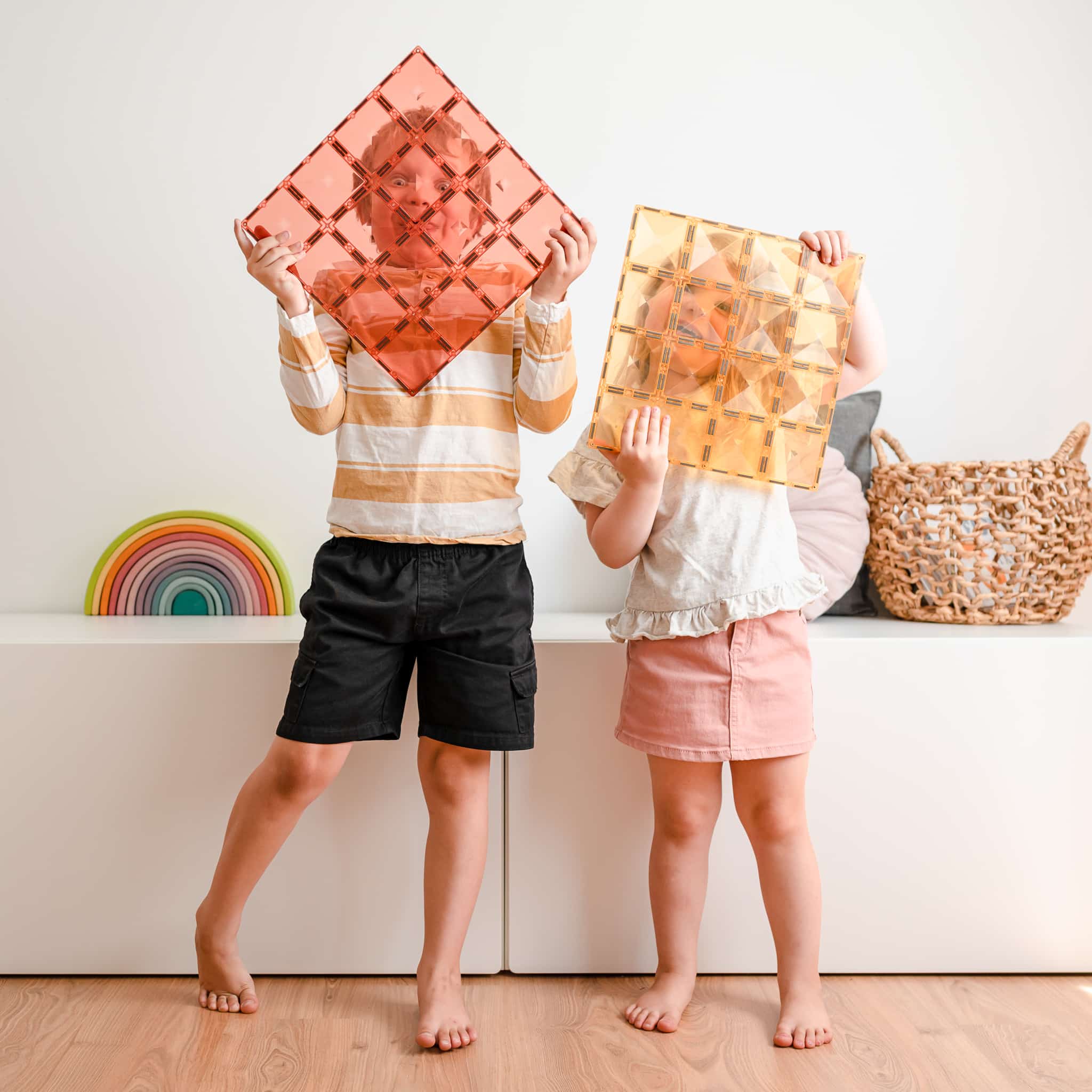 Crianças brincando com as bases magnéticas Connetix Lemon e Peach. Jogo de construção criativo e educativo.
