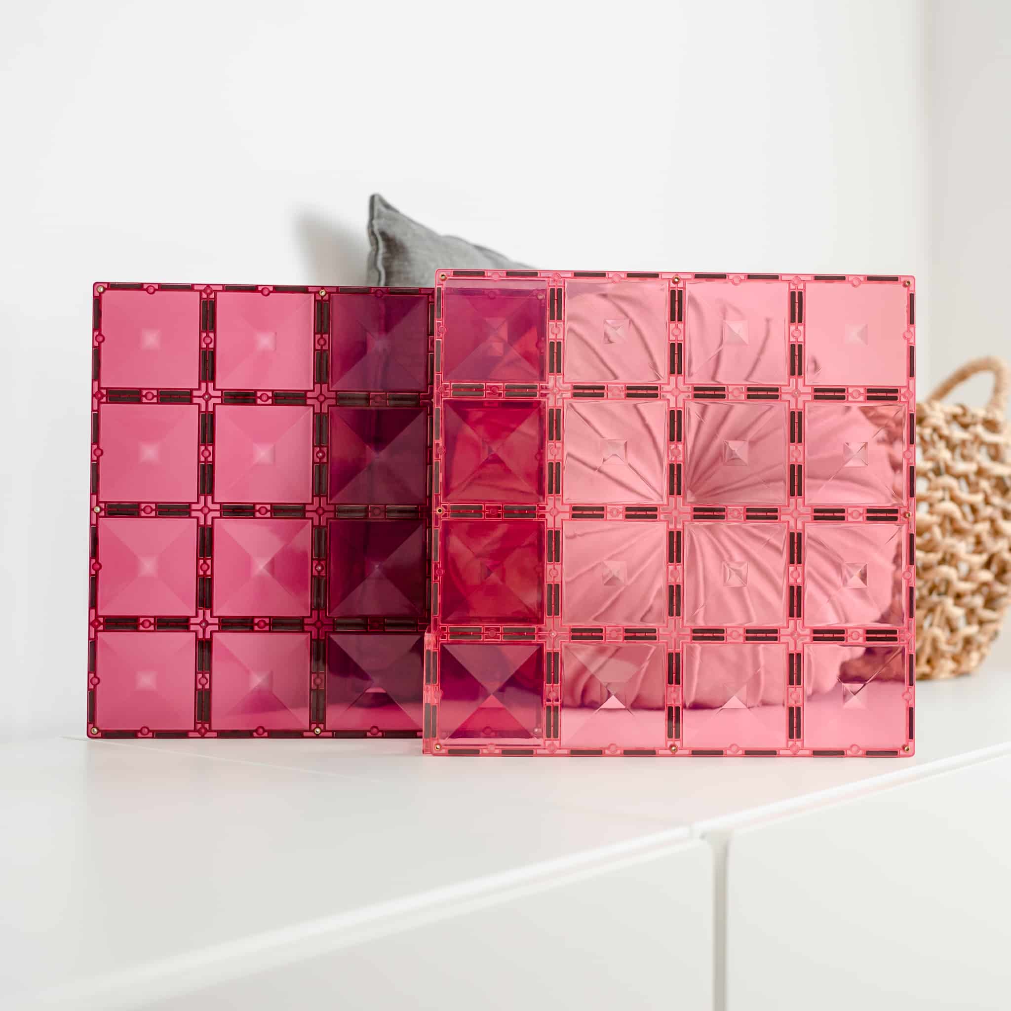 Bases magnéticas Connetix Pink & Berry em detalhe. Cores rosa e baga vibrantes, design biselado e pontos de magnetismo visíveis.