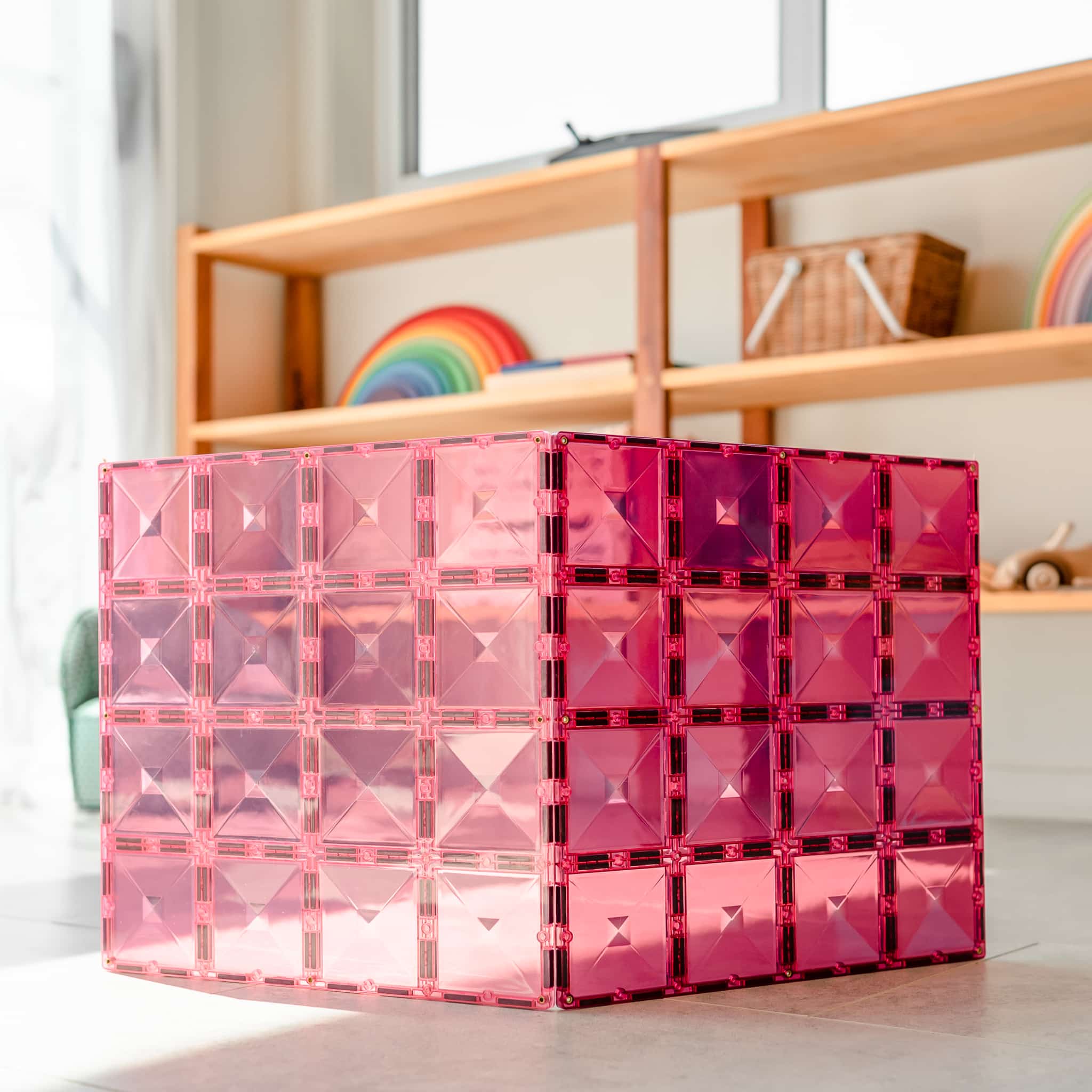 Construção com as bases magnéticas Connetix Pink & Berry. Cubo rosa e baga, estimulando a criatividade e habilidades STEAM.