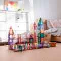 Construção de castelo com Connetix Ball Run Pastel 106 pc num quarto, mostrando o contexto de brincadeira.