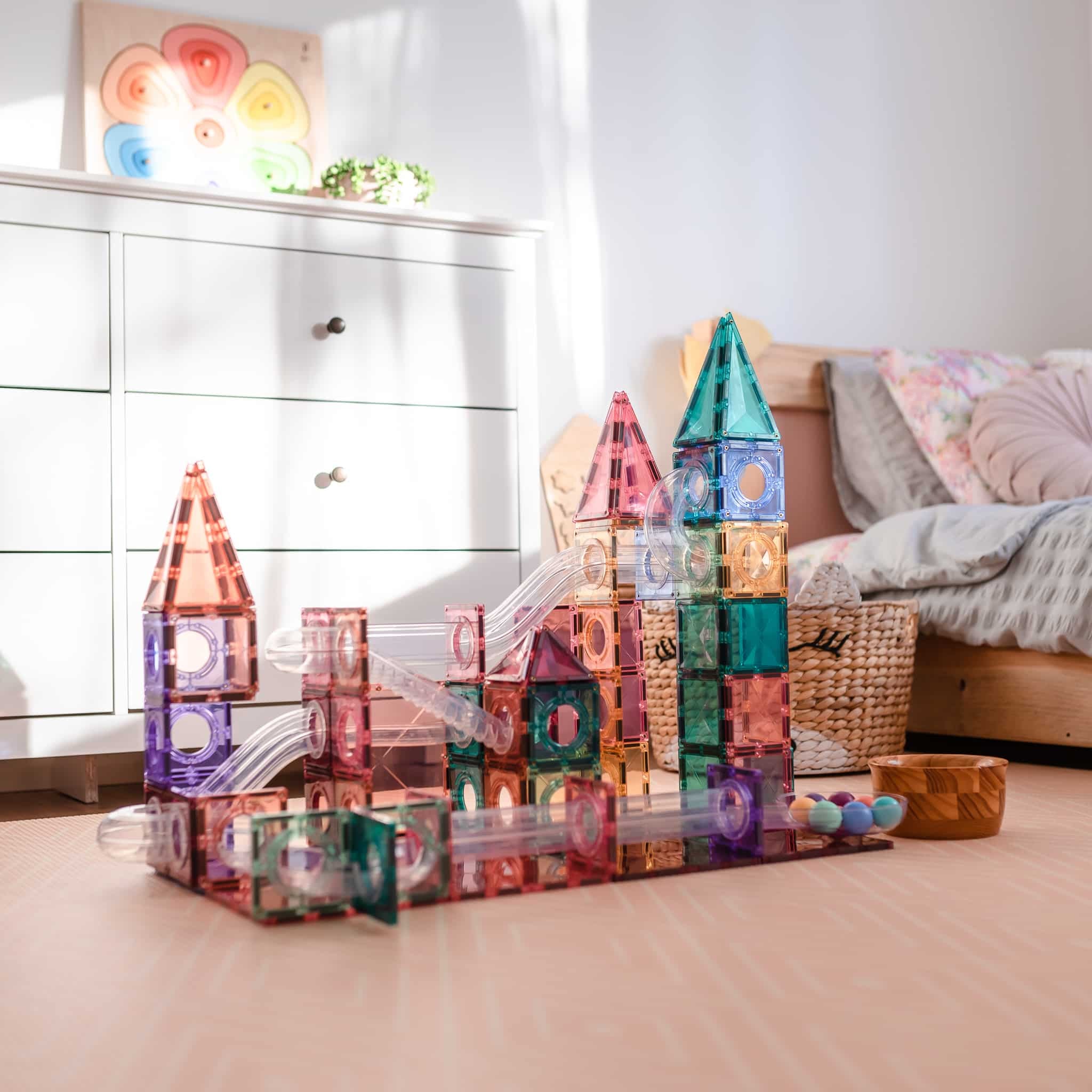 Construção de castelo com Connetix Ball Run Pastel 106 pc num quarto, mostrando o contexto de brincadeira.