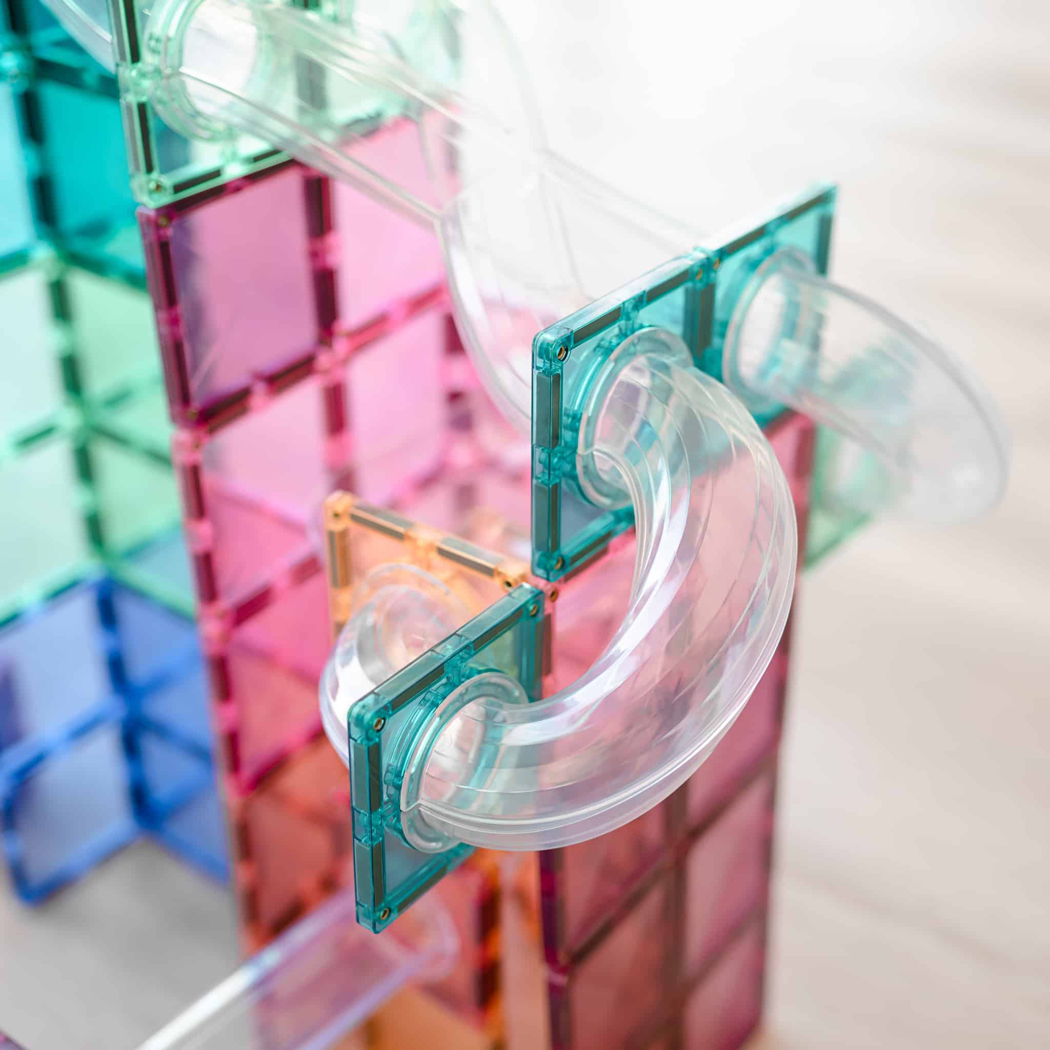Detalhe do tubo em espiral transparente com uma bola dentro no Connetix Ball Run Pastel Expansion 80p.