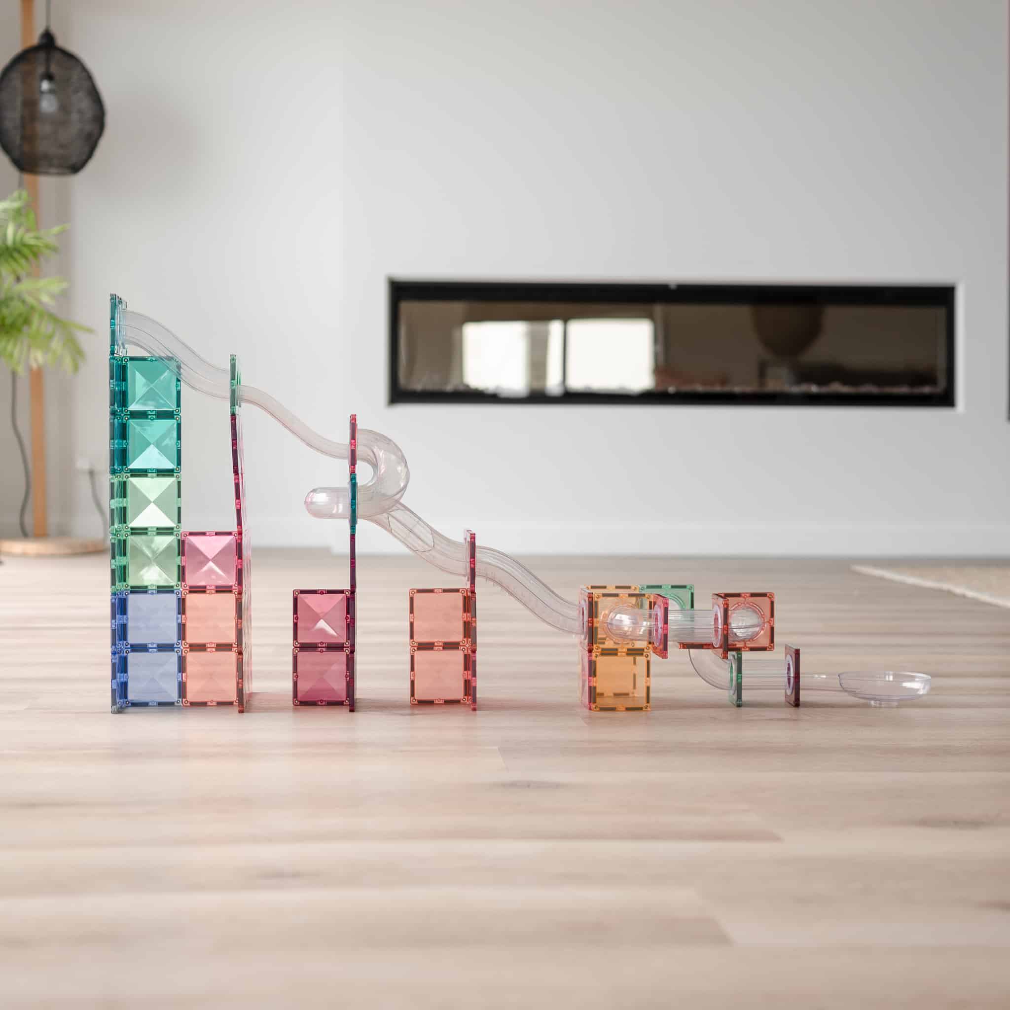 Estrutura de Connetix Ball Run Pastel Expansion 80p construída com tubos e peças magnéticas em tons pastel numa sala.